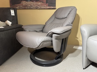 Relaxfauteuil, grijs leder, manueel verstelbaar, ronde zwarte poot